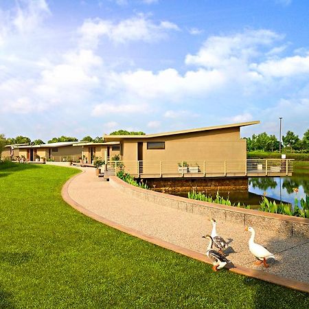 Life At Repose- Lake Villas Resort & Club Chor Warodra Eksteriør bilde